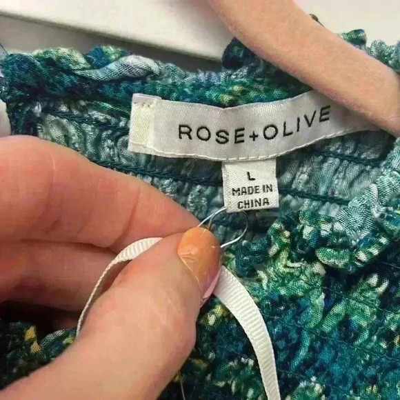 Rose+Olive Flutter Sleeve Smocked Neckline Top Size Large NWOT - Picture 2 of 9